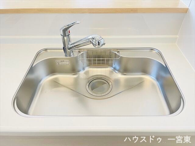 【シンク】
大きな鍋も洗えちゃうワイドシンクです。広々とした作業スペースで下ごしらえや片付けがしやすく、毎日の料理が快適に行えます。