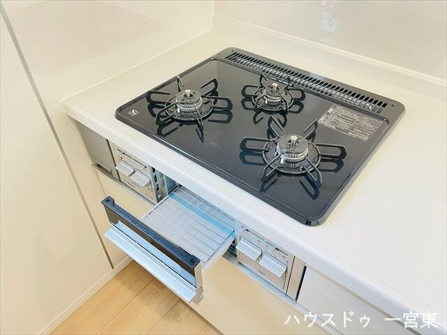 【コンロ】
3種類の同時調理が可能な3口コンロも標準装備です!調理の時間短縮をはかれるので、奥様には嬉しい機能ですね。
