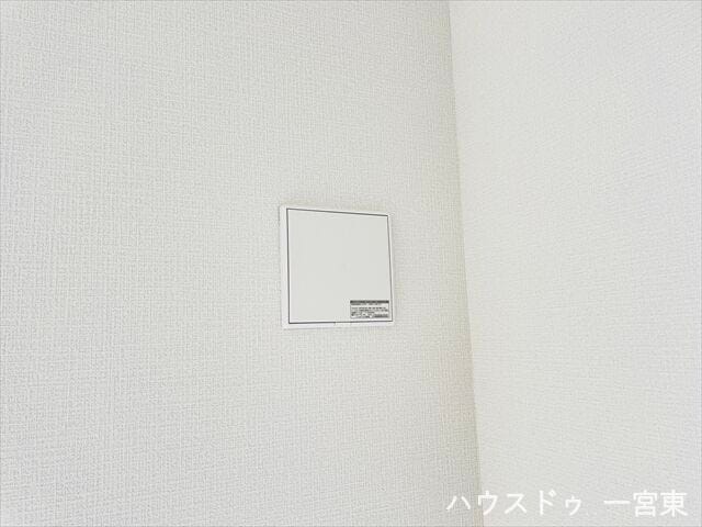 【24時間換気システム】
各居室に24時間換気システムの換気口があり、快適です。室内の空気を常にきれいに保つことを目的としています。