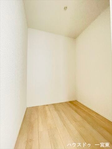 【6帖洋室】
全居室に収納を備えており、日用品や衣類をすっきり整理可能。お部屋をきれいに保ち、快適な暮らしを実現できます。