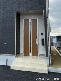 【玄関ポーチ】
訪問者を優しく迎える玄関ポーチです。傘を差しての出入りも安心で、毎日の暮らしに便利さをプラスします。