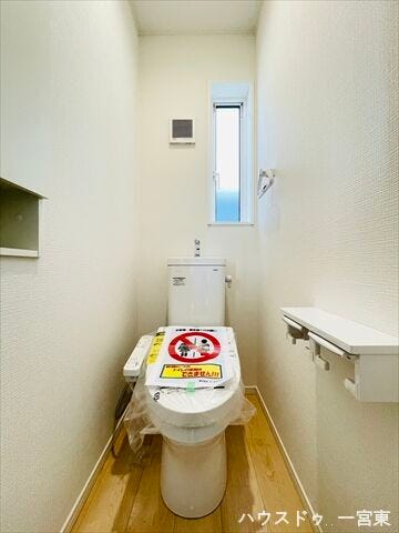 白を基調としたシンプルな壁紙のトイレです。小窓の手前には芳香剤を置いたり小物を置くことができますね。