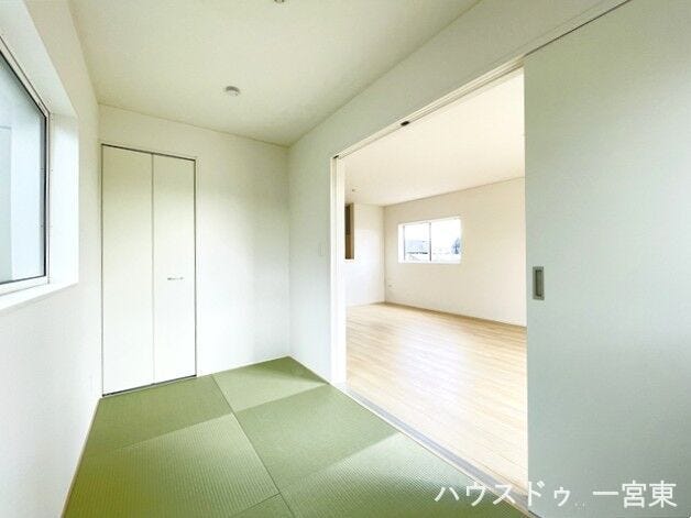 【4帖】
南向きのLDKと隣接した和室です。間仕切りを開放すれば計22.2帖のおもてなしスペースになります!