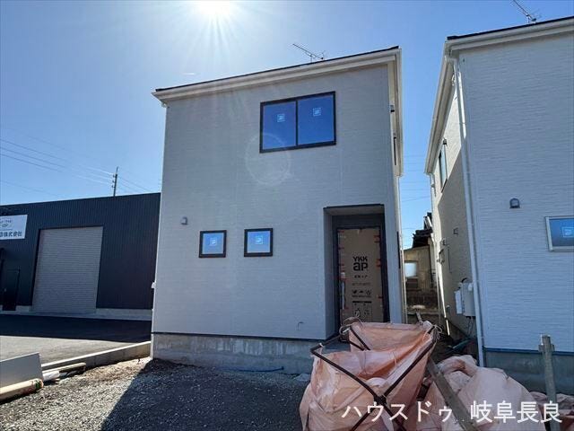 足場が外れました!3LDK、並列2台駐車可能の物件です
。内覧できる日が楽しみですね!