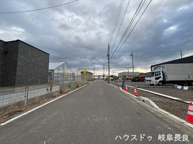 ≪北側東向き≫幅員約9mの前面道路です。広々としていて、街並みが開放的で圧迫感がありません。