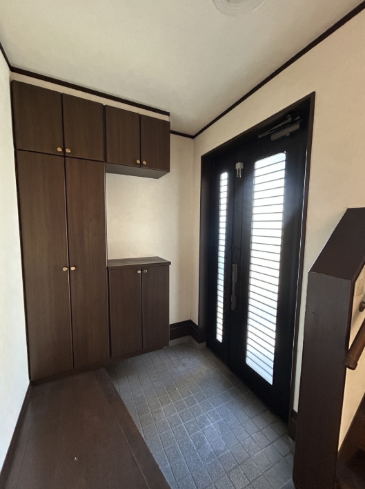 【リフォーム中】玄関内部の写真です。シューズBOX交換を行います。