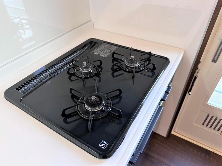 【同仕様写真】3口あるコンロで同時進行でき時間短縮。ワンタッチ着火で押すだけ、火力調整もレバーで簡単。お手入れ簡単なコンロなのでうっかり吹きこぼしてもお掃除ラクラク。