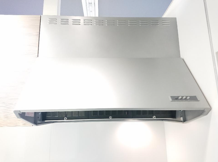 【同仕様写真】新品キッチンの換気扇も勿論交換予定。力強く空気を外に押し出すファンを搭載したシロッコファンです。40Wの照明付きで手元も良く見えて嬉しいですね。