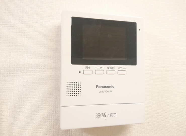 【同仕様写真】リビングに設置するドアホンのカラーモニターです。留守中の来客も録画機能付きで防犯面でも安心。ご年配の方やお子様のお留守番にも便利な商品です。