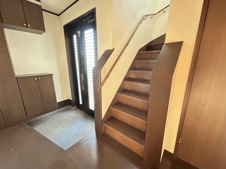 【リフォーム中】階段の写真です。クリーニングを行います。