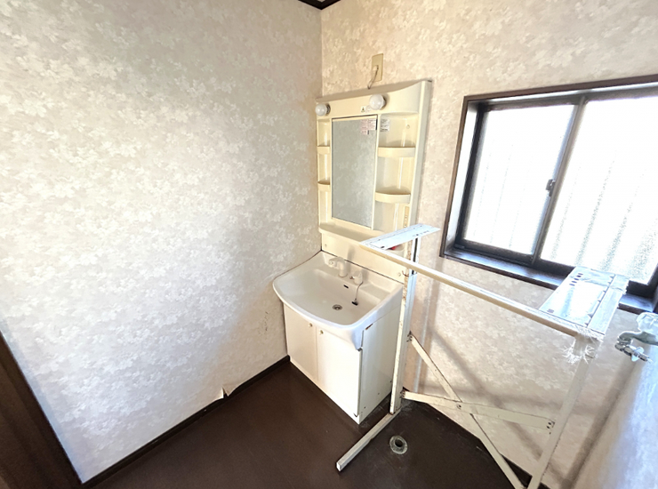 【リフォーム中】洗面所は新品の洗面台に交換します。床のクッションフロアと壁・天井のクロス張替を行い、明るく清潔感のある洗面脱衣所に仕上がりますよ。洗濯用の水栓も交換致しますよ。