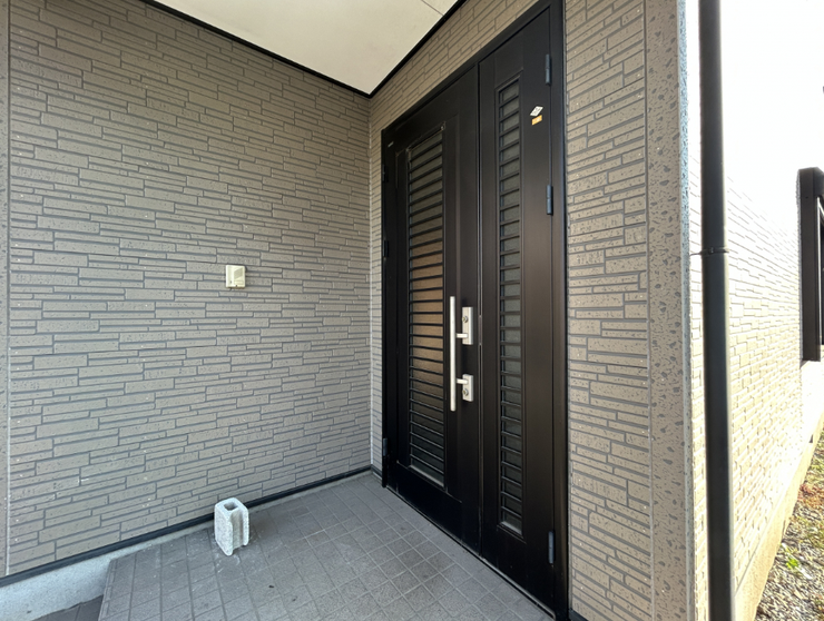 【リフォーム中】玄関外部の写真です。鍵交換を行います。