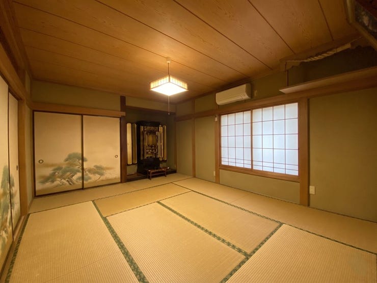 客間としても活用できる10帖の和室です!
※家具消しの加工編集を行っております。
