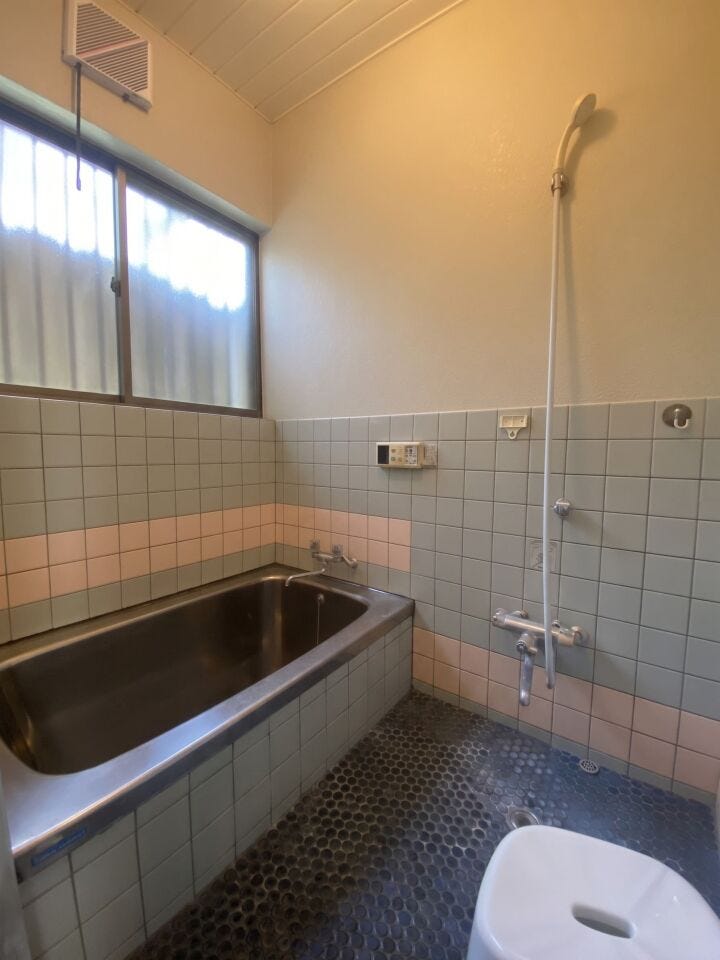 足を伸ばせる浴室で一日の疲れを癒せますね!
※家具消しの加工編集を行っております。
