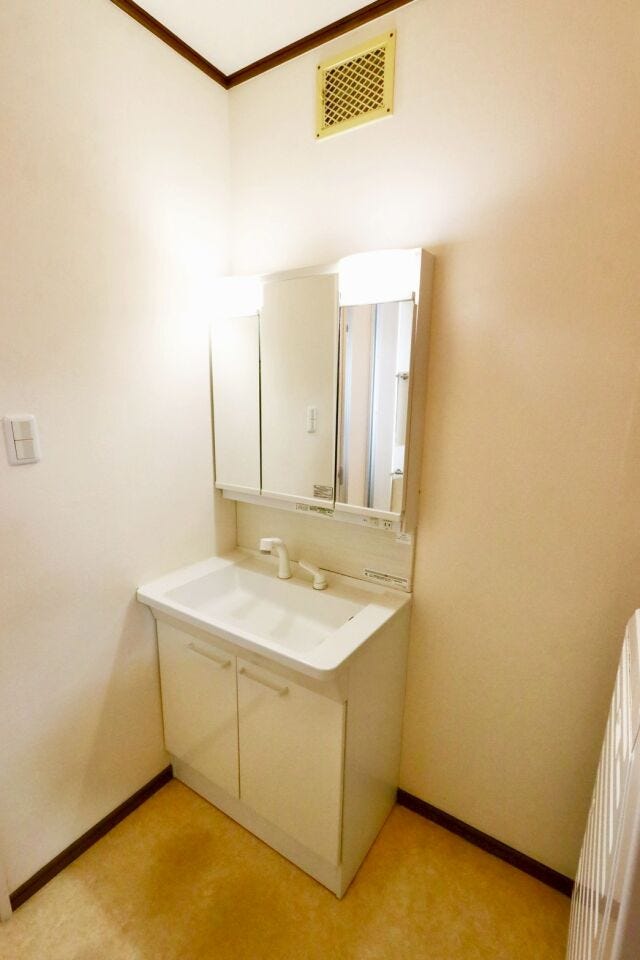 毎日の暮らしに寄り添う、明るく機能的な洗面所