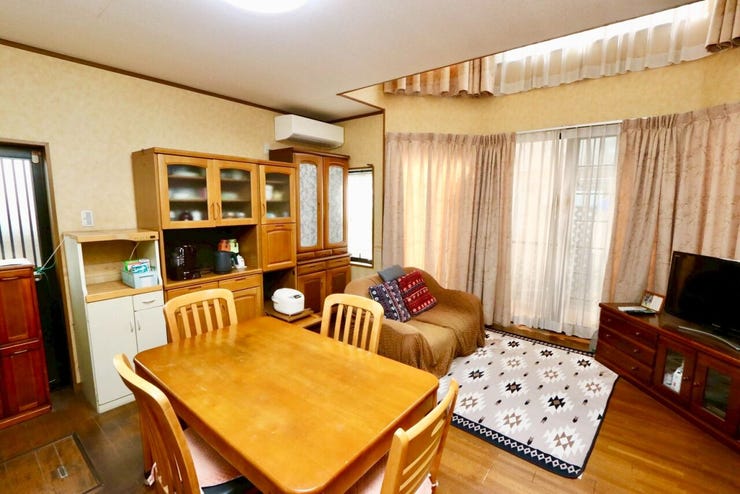 家族が自然と集まる広々リビング。大きな窓から明るい日差しがたっぷり入ります♪