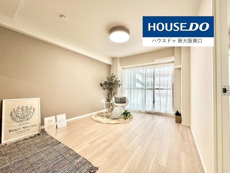 【外観】
リビング11帖
振り分けタイプのたいへん明るいお部屋です。