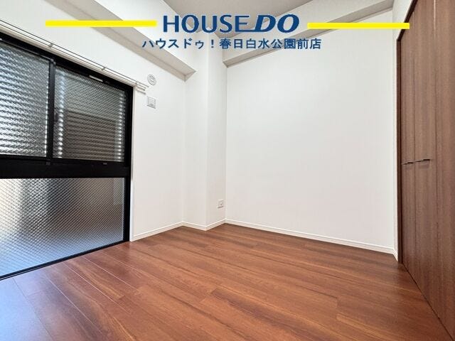 スリガラスでプライバシーは守りながら、開放感のある空間です。