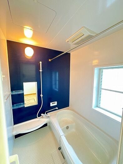 ゆったり入れる浴槽で、毎日の疲れを癒してくれます。