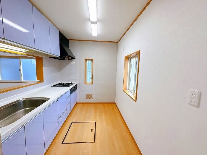 システムキッチンは、ゆとりのサイズをセレクトしております。床下収納があります。