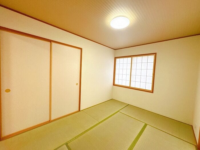 一室あると便利な和室は、居室としてだけでなく客間としてもご利用いただけます。収納スペースがあります。