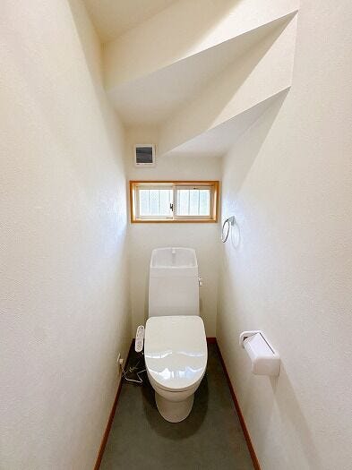 1階トイレ!節水省エネ仕様の暖房便座付きシャワートイレ。