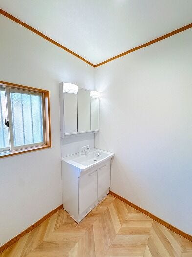 大きなミラーで朝の準備ができる洗面台。