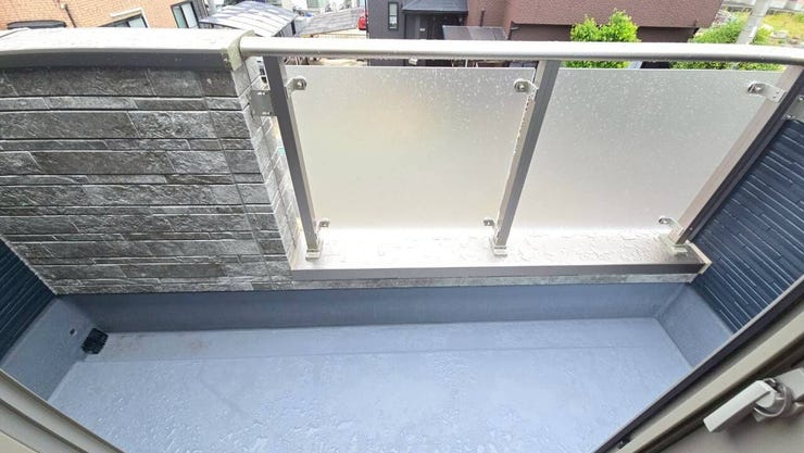 【北向きバルコニー】
夏でも直射日光が当たりにくく、室内が暑くなりにくいです♪
柔らかな光が室内に入るため過ごしやすく、洗濯物も色褪せにくいのが嬉しいポイント!
落ち着いた明るさに包まれます♪