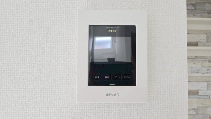 【モニター付きインターホン】
モニター付きインターホンなら、来訪者の顔を確認してから対応できて安心♪
セールス対策にも役立ち、毎日の暮らしに安全と快適さをプラスしてくれる設備です!