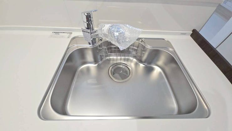 【浄水器付き水栓】
水道の蛇口に浄水機能が一体化されているため、ペットボトルの水を買わずに飲み水として使用することが出来ます!
水道水の不純物を除去し、安全で美味しい水を家庭で簡単に利用できます♪