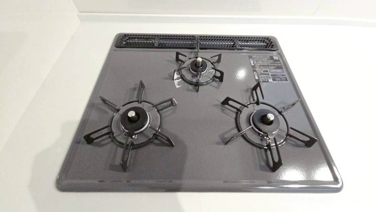 【三口コンロ】
強火、中火、弱火を使い分けて、それぞれに適した調理ができる三口コンロ!
大人数分の料理を手早く準備する際にも便利で、大家族の方やパーティーやイベントのときにも活躍します!