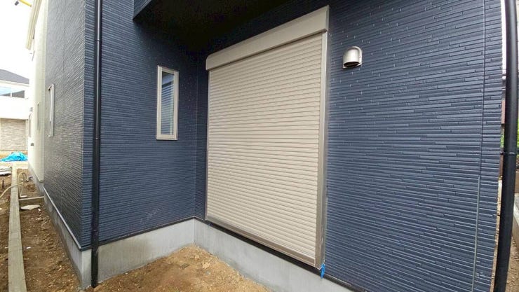 【シャッター付き雨戸】
雨戸とシャッターを組み合わせることで、強風や大雨などの悪天候にもより効果的に対応できます!
また外部からの衝撃や飛来物から家屋を守り、防犯性も向上します♪