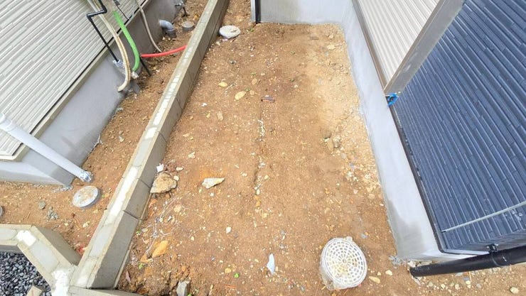 【庭】コンテナガーデンを取り入れればトマトなどの作物を育てて家庭菜園が楽しめます♪
限られたスペースだからこそ手入れがしやすく、お花やグリーンを飾り、癒し空間として暮らしに彩りを添えられます♪