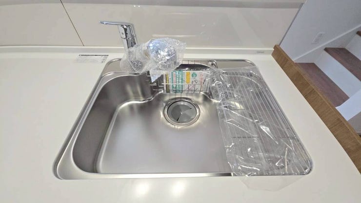 【シンク】
深めの設計のシンクは水撥ねがしづらく、食器類を多く置けるため毎日の洗い物のストレスを軽減します♪
さらに高めの位置に水栓があるため、大きなフライパンやまな板も洗いやすいです♪