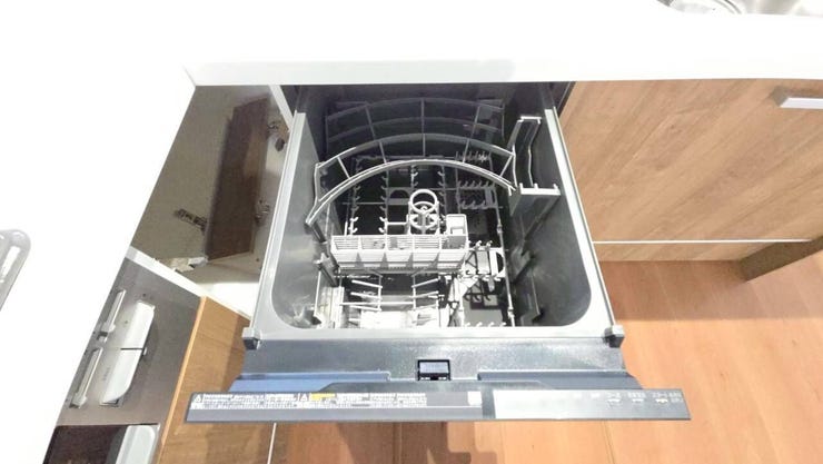 【食器洗い乾燥機】
食器洗いの時間を大幅に短縮できる食洗機付き!
手洗いに比べて、使用する水の量を大幅に節約でき、一度の洗浄で使う水は、手洗いに必要な量の3分の1以下とも言われています!