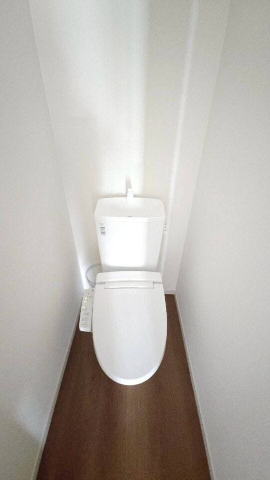 【温水洗浄器付きトイレ 】
温水洗浄器付きのトイレは、便座を暖かく保てるため、冬場でも座ったときにヒヤッとせず快適に使用できます!
ペーパーの使用量の削減にもなるため経済面でもメリットがあります♪