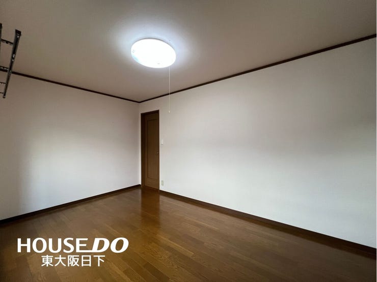 洋室約5.7帖:木目のフローリングが暖かみのある室内に。明るい寝室で心地のいい朝を迎えられそうです!