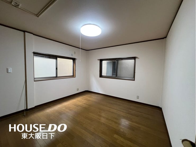 洋室約8帖:2面採光で明るくて風通しの良いお部屋です!