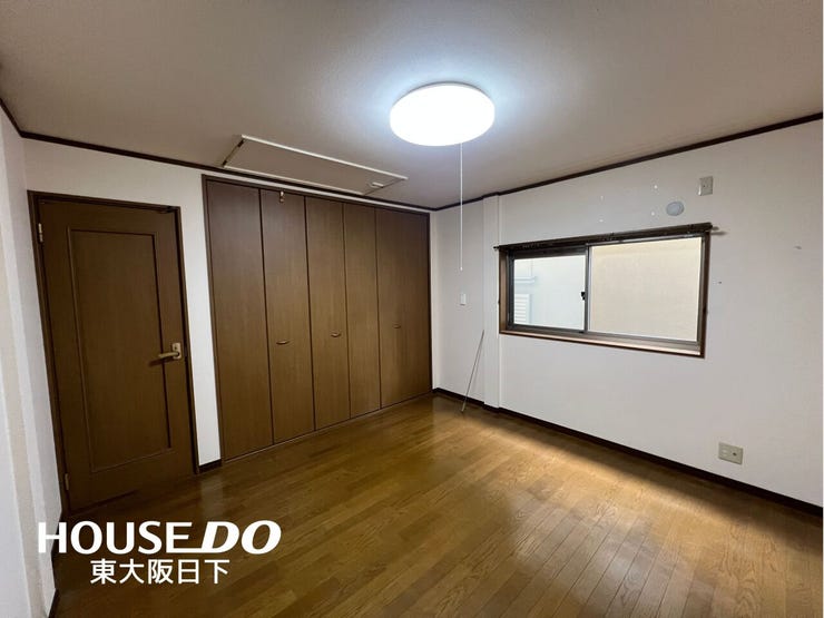 洋室約8帖:収納完備しているので、どのお部屋もすっきりと片付けることができます♪