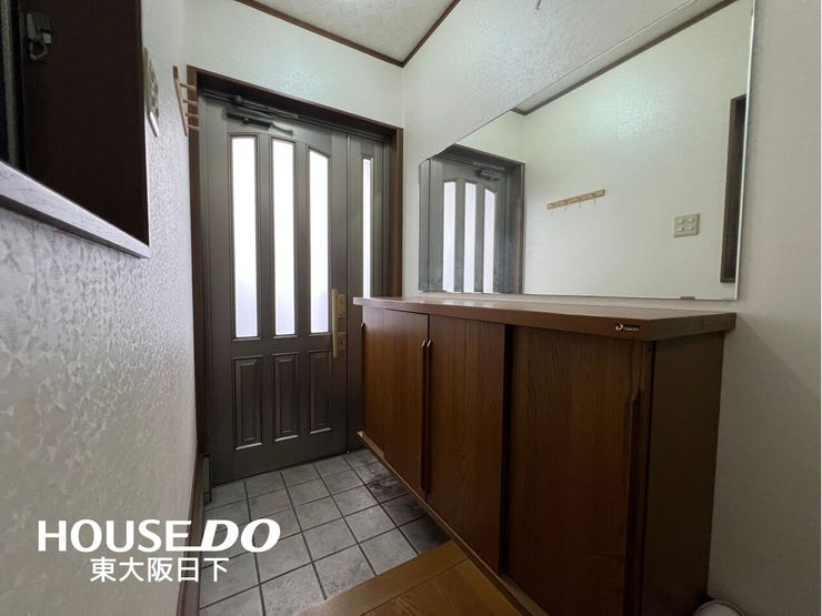 玄関:シューズボックス付きの玄関です。シューズボックス上には、お気に入りの雑貨や写真などを飾って、空間を彩れそうです。