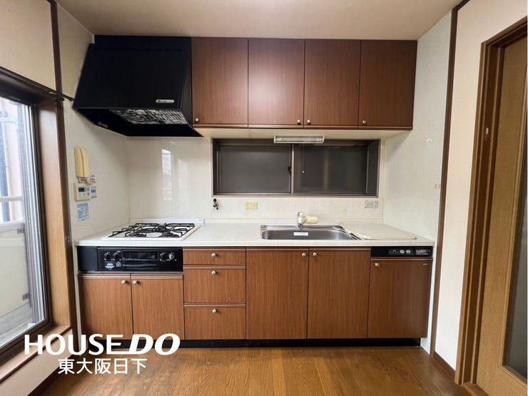 キッチン:壁付けキッチンは部屋のスペースをほぼ無駄なく広く活用できることが出来ます!集中してお料理を楽しみたい方にもピッタリです!