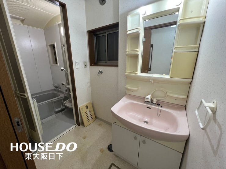 洗面所:朝の準備が楽にできる独立洗面台です。身支度やお風呂上がり、寝る前の準備などの際に嬉しい大きな鏡付きです!