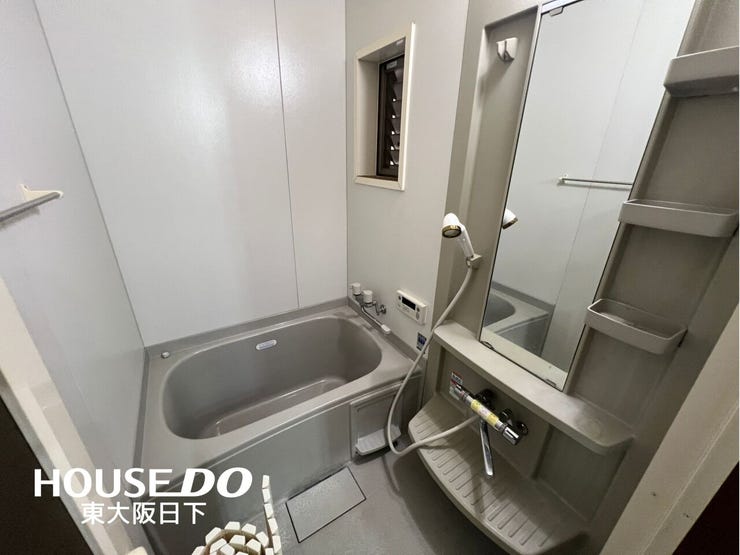 浴室:1日の疲れを癒してくれる浴室♪シャワーは、好きな位置に高さ調節が可能。立っても座っても、どの姿勢でも快適に使用できます。自然換気に便利な窓付きです!