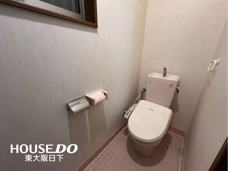 トイレ:トイレは通年快適に使用できる、温水洗浄便座付き。2ヵ所にトイレが配置されているため、来客時も気兼ねなく使用できます。小窓付きで自然換気が可能です。