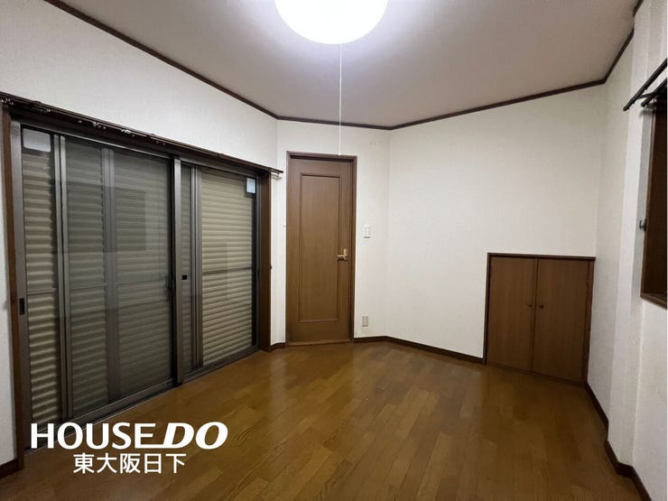 洋室約5.7帖:シンプルな洋室でお部屋のコーディネートが楽しめます。お好みのスタイルに彩ってお気に入りの空間にできますね♪