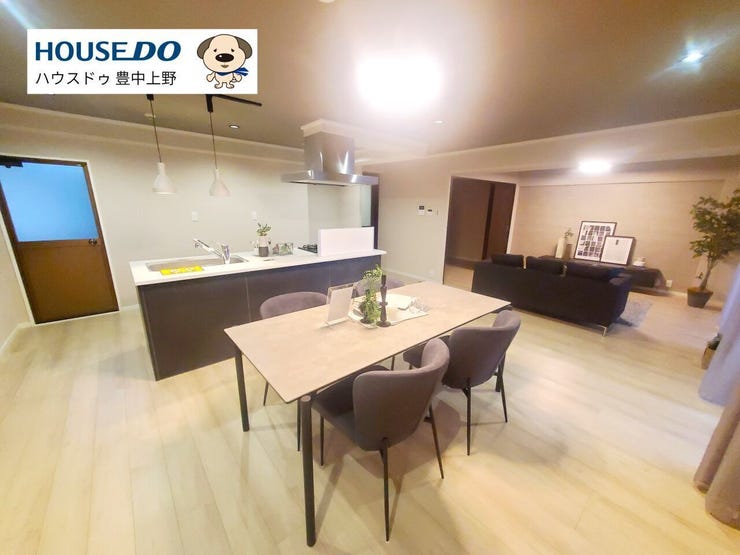 リフォーム済みで明るく綺麗で広々としたLDK!!オシャレで使いやすいアイランドキッチンを中心にダイニングテーブルやソファーなどをゆとりをもって置いていただけます♪