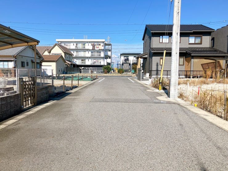 前面道路が広いため車が通行しやすく、すれ違いもスムーズに行えるため、日々の交通ストレスが軽減されます!