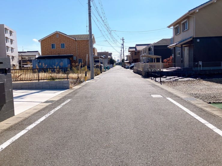 道路幅が広いことで、家の前が遮られることが少なく、日当たりが良くなり、家全体が明るい印象を受けます!