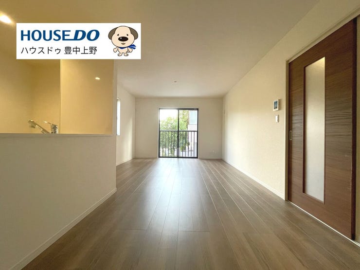 【リビング】
17.0帖のLDK!南向きの窓から暖かい日光が入ります!道路との高低差があるため、プライバシー性の高いお部屋となっていおります!