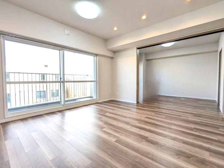 【リビングダイニング】
リビングダイニングには、バルコニーから陽射しが入るので明るい朝を迎えることができます(^^♪